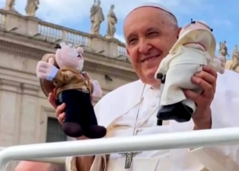 ¿DR. SIMI EN EL VATICANO? PAPA FRANCISCO RECIBE SU PROPIO MUÑECO