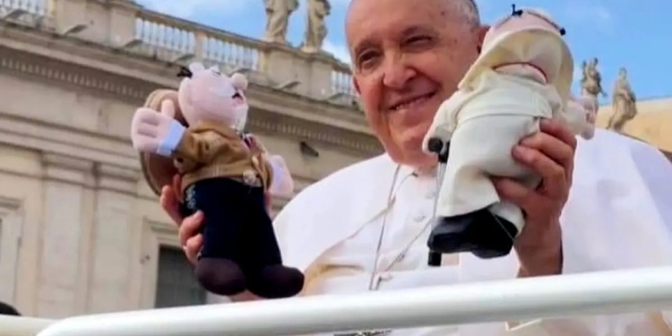 ¿DR. SIMI EN EL VATICANO? PAPA FRANCISCO RECIBE SU PROPIO MUÑECO