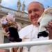 ¿DR. SIMI EN EL VATICANO? PAPA FRANCISCO RECIBE SU PROPIO MUÑECO
