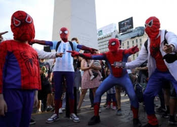 MIL ARGENTINOS SE DISFRAZAN DEL HOMBRE ARAÑA PARA ROMPER RÉCORD MUNDIAL