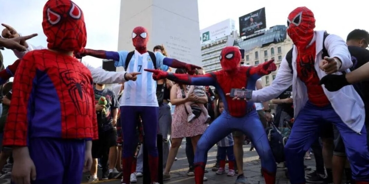MIL ARGENTINOS SE DISFRAZAN DEL HOMBRE ARAÑA PARA ROMPER RÉCORD MUNDIAL