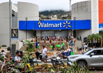 EMPIEZAN LOS SAQUEOS EN SUPERMERCADOS EN ACAPULCO POR AFECTACIONES DE HURACÁN OTIS