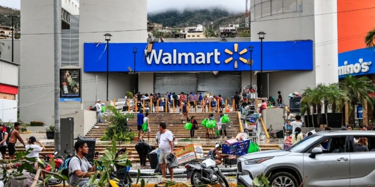 EMPIEZAN LOS SAQUEOS EN SUPERMERCADOS EN ACAPULCO POR AFECTACIONES DE HURACÁN OTIS