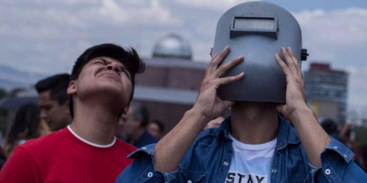MUCHO OJO, MIRAR UN ECLIPSE SIN PROTECCIÓN ADECUADA PUEDE PROVOCAR DAÑO IRREVERSIBLE: UNAM