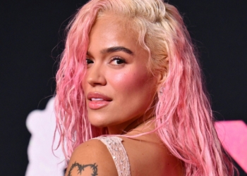 KAROL G TOMA MEDIDAS TRAS CAPTAR A PAREJA TENIENDO RELACIONES EN SU CONCIERTO
