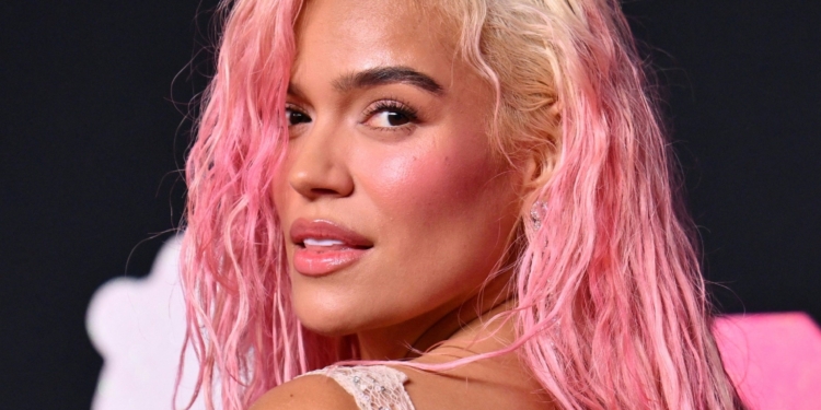 KAROL G TOMA MEDIDAS TRAS CAPTAR A PAREJA TENIENDO RELACIONES EN SU CONCIERTO