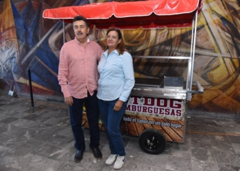 PETICIÓN CUMPLIDA: GOBIERNO MUNICIPAL HACE ENTREGA DE CARRITO PARA HOT DOG A CIUDADANA CAJEMENSE