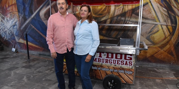 PETICIÓN CUMPLIDA: GOBIERNO MUNICIPAL HACE ENTREGA DE CARRITO PARA HOT DOG A CIUDADANA CAJEMENSE