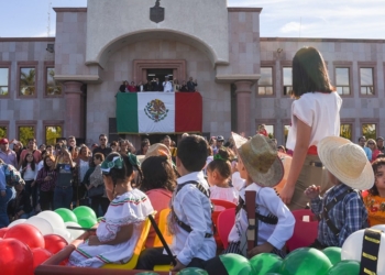 PRESIDE ALCALDE DESFILE CONMEMORATIVO AL 113 ANIVERSARIO DE LA REVOLUCIÓN MEXICANA