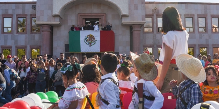 PRESIDE ALCALDE DESFILE CONMEMORATIVO AL 113 ANIVERSARIO DE LA REVOLUCIÓN MEXICANA