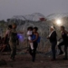 CIERRAN CRUCE FRONTERIZO DE TEXAS PARA FRENAR PASO DE MIGRANTES
