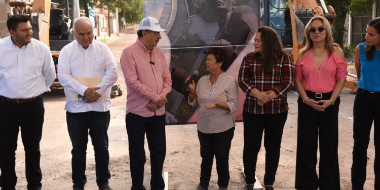 DA LAMARQUE CANO BANDERAZO A PAVIMENTACIÓN EN CALLE VALLE DEL TRIGO