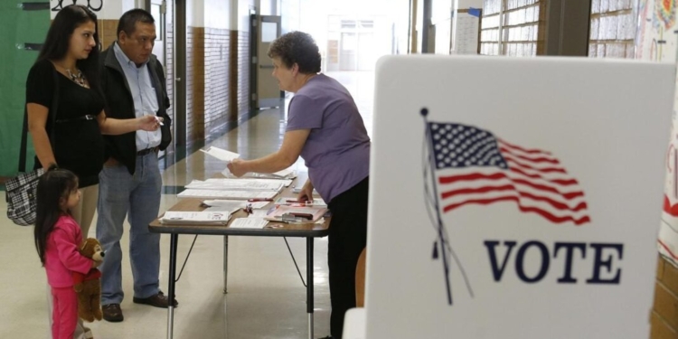 TEMAS ECONÓMICOS ENCABEZAN LAS PRIORIDADES DE LOS VOTANTES HISPANOS EN EE.UU. RUMBO A 2024