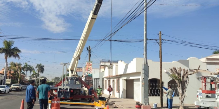 REINSTALAN SEMÁFORO DE LA CALIFORNIA Y CANANEA