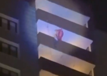 SUJETO DISFRAZADO DE SANTA CLAUS CAE DESDE EL PISO 24 DE UN EDIFICIO