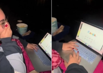 UNA MUJER SE LLEVA SU COMPUTADORA PARA TRABAJAR EN EL CINE, PERO SU JEFE LE HACE VIDEOLLAMADA