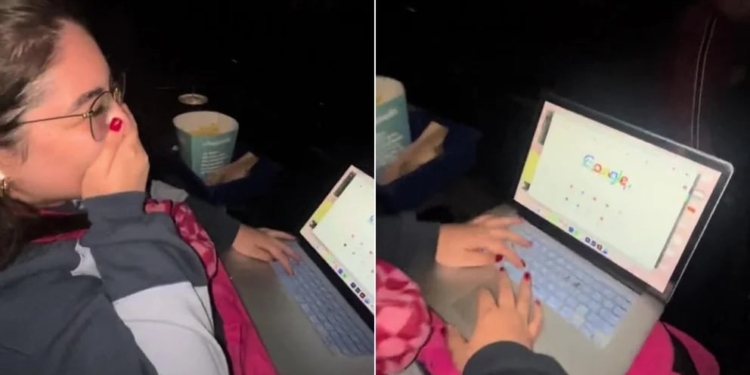 UNA MUJER SE LLEVA SU COMPUTADORA PARA TRABAJAR EN EL CINE, PERO SU JEFE LE HACE VIDEOLLAMADA