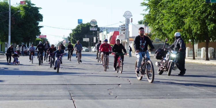 REALIZAN PASEO CICLISTA NAVIDEÑO