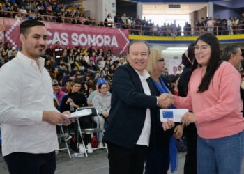 CIERRA GOBERNADOR DURAZO AÑO HISTÓRICO EN ENTREGAS DE BECAS A ESTUDIANTES SONORENSES