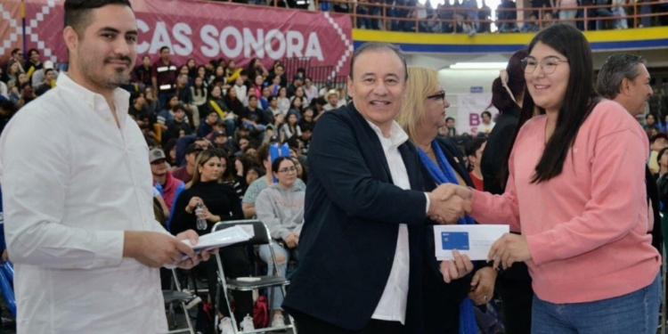 CIERRA GOBERNADOR DURAZO AÑO HISTÓRICO EN ENTREGAS DE BECAS A ESTUDIANTES SONORENSES