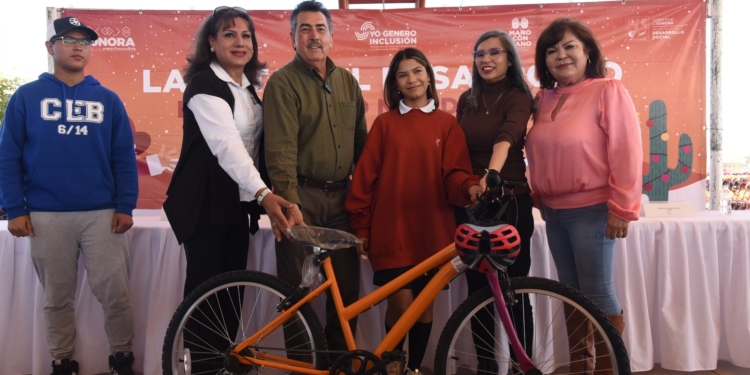 PARTICIPA LAMARQUE CANO EN ENTREGA DE BICICLETAS A ESTUDIANTES DE CAJEME