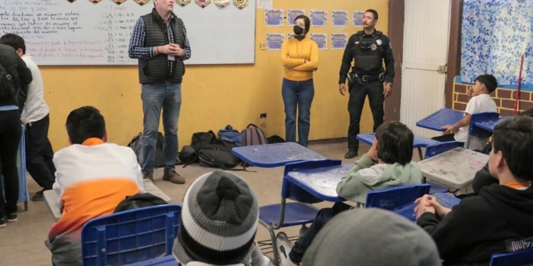 LLEVAN PROGRAMA REVISIÓN MOCHILA A LA SECUNDARIA ESTATAL 11