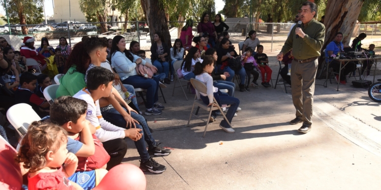 COMPARTE ALCALDE ALEGRÍA EN POSADA CON HIJAS E HIJOS DE LA FAMILIA SUTSAC