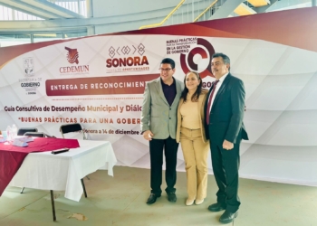 RECIBE LAMARQUE CANO GALARDÓN POR SU GESTIÓN MUNICIPAL