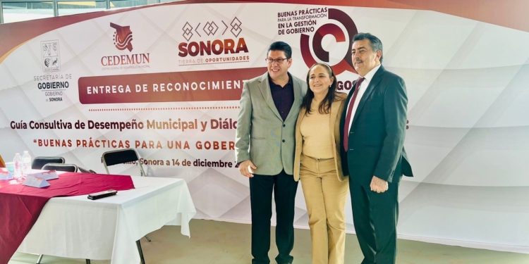 RECIBE LAMARQUE CANO GALARDÓN POR SU GESTIÓN MUNICIPAL
