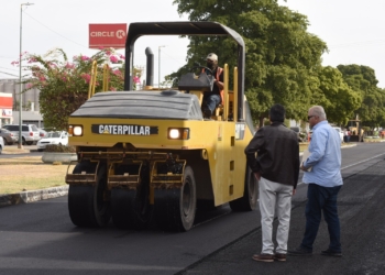 SUPERVISA LAMARQUE CANO AVANCES EN PAVIMENTACIÓN DEL BULEVAR BARTOLOMÉ DELGADO DE LEÓN Y AVENIDA NÁINARI