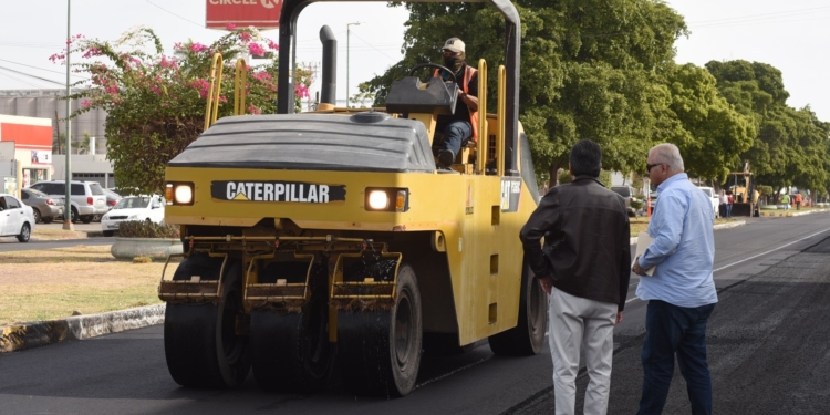 SUPERVISA LAMARQUE CANO AVANCES EN PAVIMENTACIÓN DEL BULEVAR BARTOLOMÉ DELGADO DE LEÓN Y AVENIDA NÁINARI