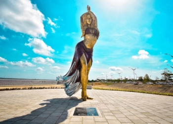 ASÍ SE VE LA ENORME ESTATUA DE SHAKIRA EN BARRANQUILLA