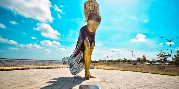 ASÍ SE VE LA ENORME ESTATUA DE SHAKIRA EN BARRANQUILLA