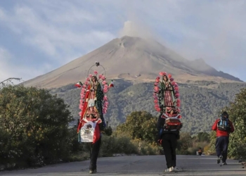 PEREGRINOS POBLANOS RECORREN MÁS DE 100 KILÓMETROS A PIE HASTA LA BASÍLICA DE GUADALUPE