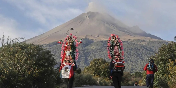 PEREGRINOS POBLANOS RECORREN MÁS DE 100 KILÓMETROS A PIE HASTA LA BASÍLICA DE GUADALUPE