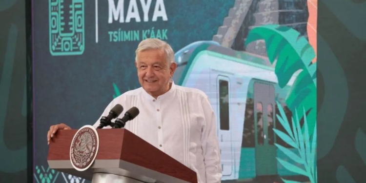AMLO ABORDA EL PRIMER VIAJE DEL TREN MAYA