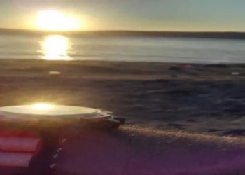 HOMBRE USA EL REFLEJO DE SU RELOJ PARA SER RESCATADO TRAS 23 HORAS EN EL MAR EN NUEVA ZELANDA