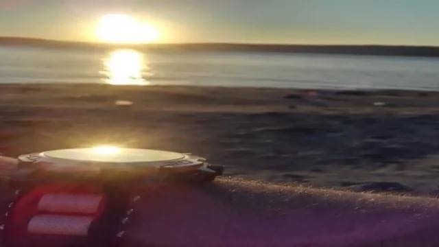 HOMBRE USA EL REFLEJO DE SU RELOJ PARA SER RESCATADO TRAS 23 HORAS EN EL MAR EN NUEVA ZELANDA