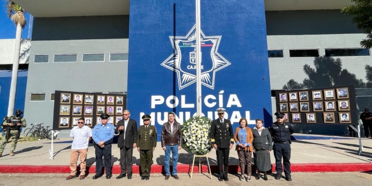 RECONOCE PRESIDENTE LAMARQUE CANO LABOR DE LAS Y LOS POLICÍAS EN SU DÍA