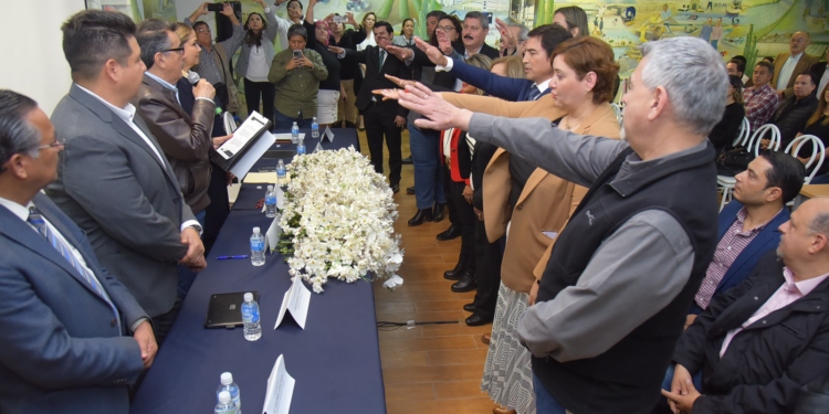 ALCALDE TOMA PROTESTA A NUEVO PRESIDENTE DE CANACINTRA OBREGÓN