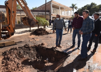 SUPERVISA PRESIDENTE ATENCIÓN A DRENAJES Y FUGAS DE AGUA EN COLONIA SOCHILOA
