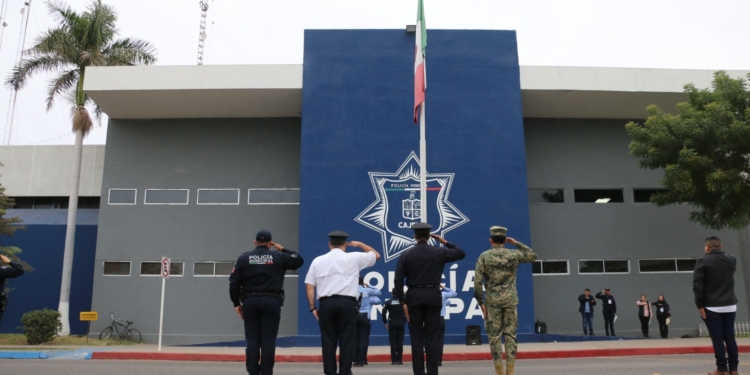 EFECTÚAN TRADICIONAL LUNES CÍVICO EN LA CORPORACIÓN POLICIAL