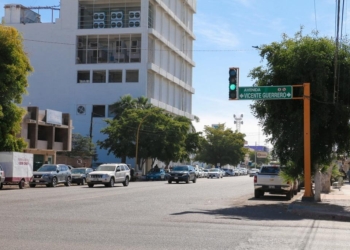 REINSTALAN SEMÁFORO DE LA SINALOA Y GUERRERO