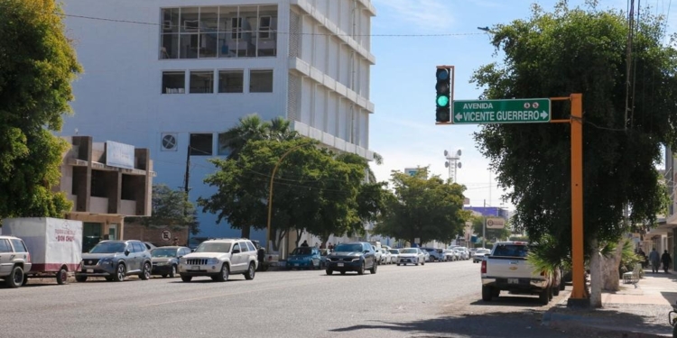 REINSTALAN SEMÁFORO DE LA SINALOA Y GUERRERO