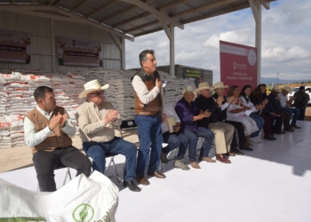ATESTIGUA ALCALDE ENTREGA DE INSUMOS Y MAQUINARIAS A AGRICULTORES