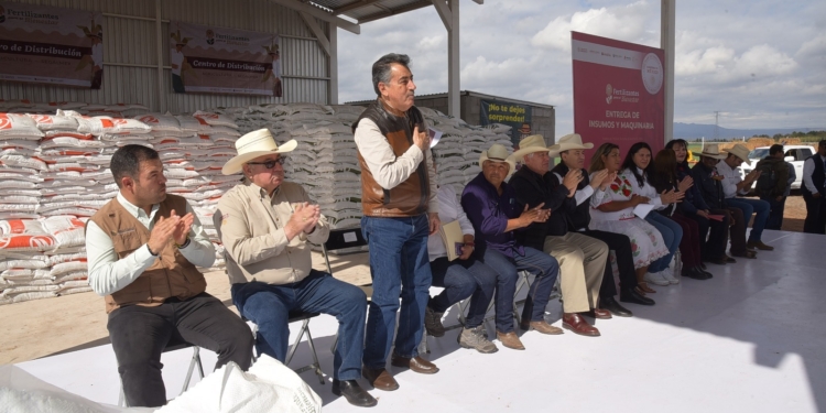 ATESTIGUA ALCALDE ENTREGA DE INSUMOS Y MAQUINARIAS A AGRICULTORES