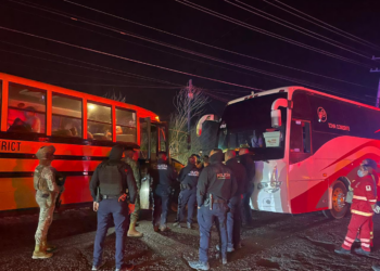 APOYA POLICÍA MUNICIPAL DE CAJEME A MIGRANTES QUE VIAJABAN EN HACINAMIENTO