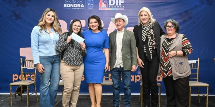 ENTREGA DIF SONORA CHEQUES A BENEFICIARIOS DEL PROGRAMA BECA-TERAPIA EN CAJEME