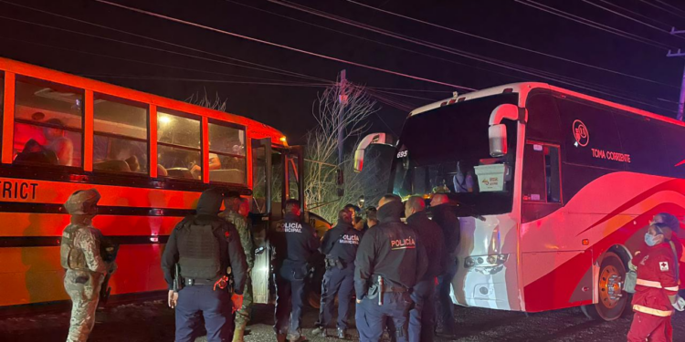 APOYA POLICÍA MUNICIPAL DE CAJEME A MIGRANTES QUE VIAJABAN EN HACINAMIENTO