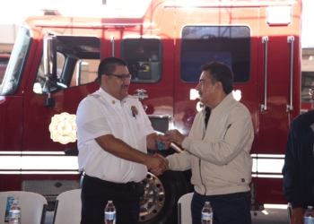 ENTREGA PRESIDENTE MUNICIPAL UNIDAD EXTINTORA AL DEPARTAMENTO DE BOMBEROS